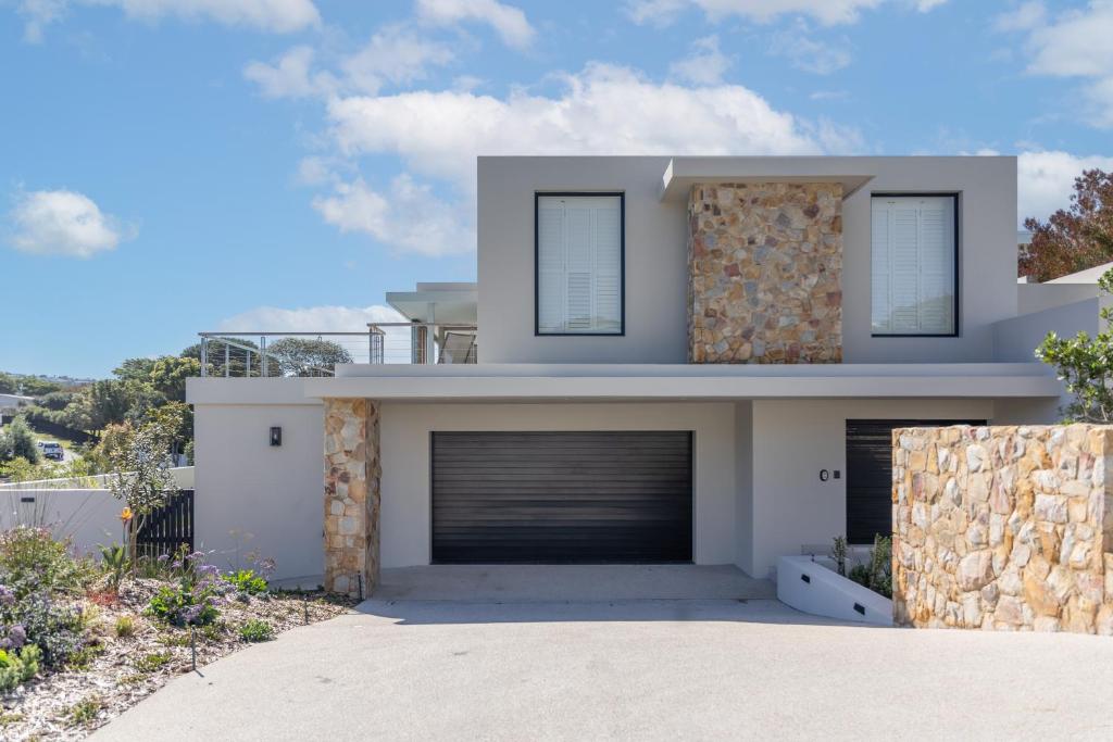 Sunset Villa - brand new home 200m from the beach