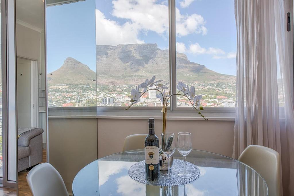Table Mountain views Two Bed Apartment