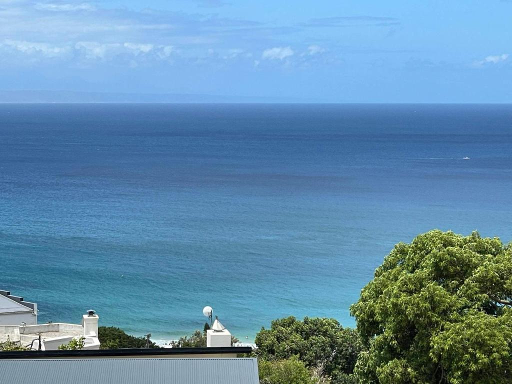 The Salty Whale - 3BD APT - Central Sea Views