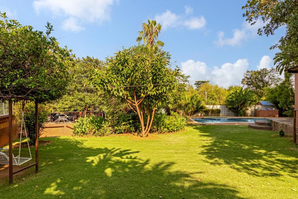 Tranquil flatlet with Full Kitchen & Pool Access