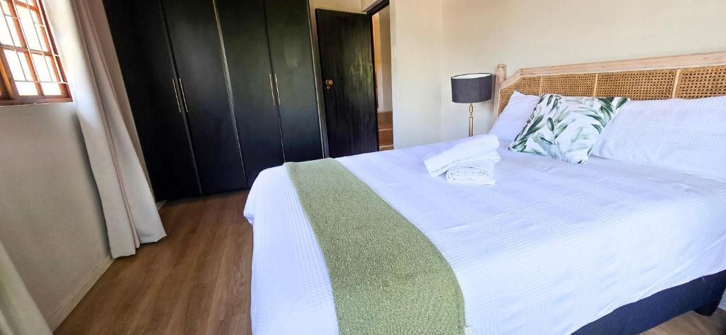 Angazi Guesthouse Unit 2 - Upmarket one bedroom apartment with pool