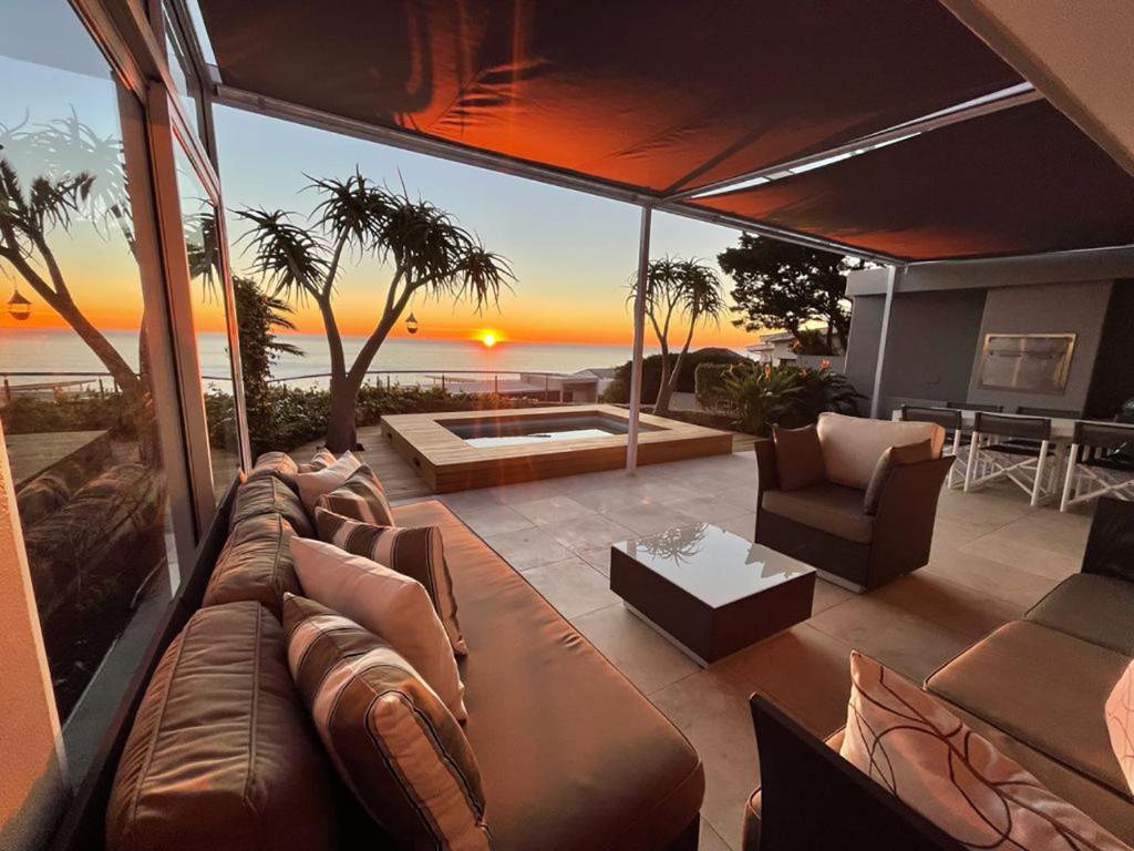 Sunset Bay Villa - Chic villa with ocean views