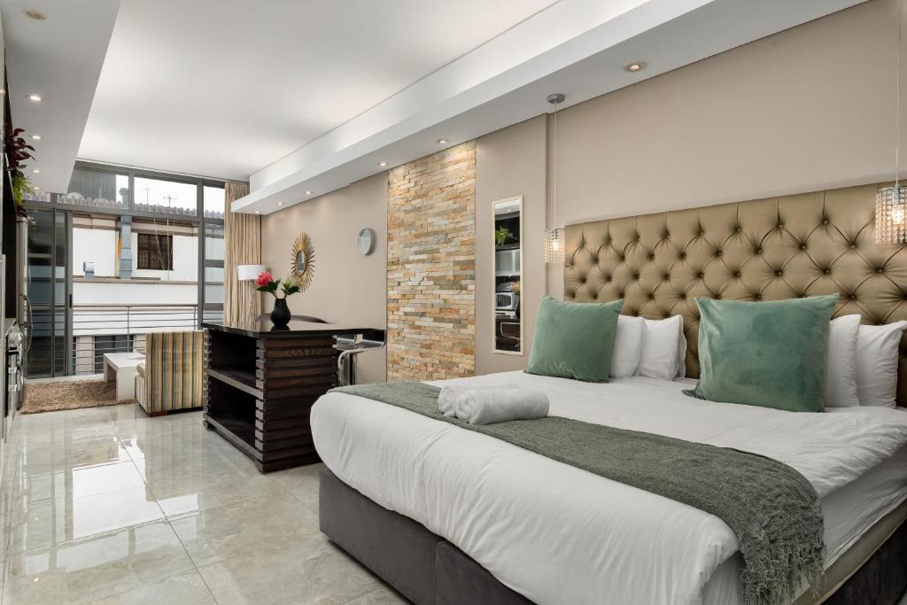 Beautiful Apartment with Pool, Parking and King Bed in Historic Cape Town City Centre
