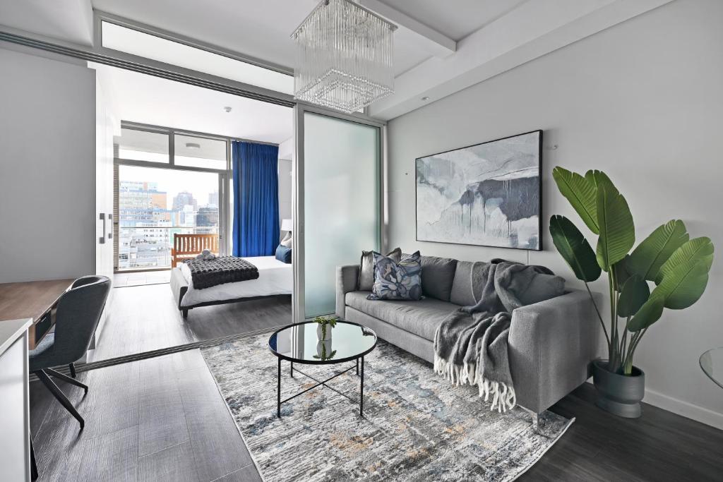 Yaya - Modern Apartment with City, Ocean & Mountain views!